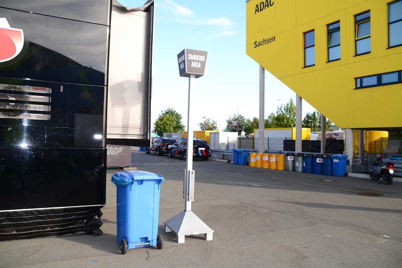 所々に配置されていた喫煙所。ドイツ人は喫煙率が高いように感じる。そのためか、人が通る場所に堂々と喫煙所が