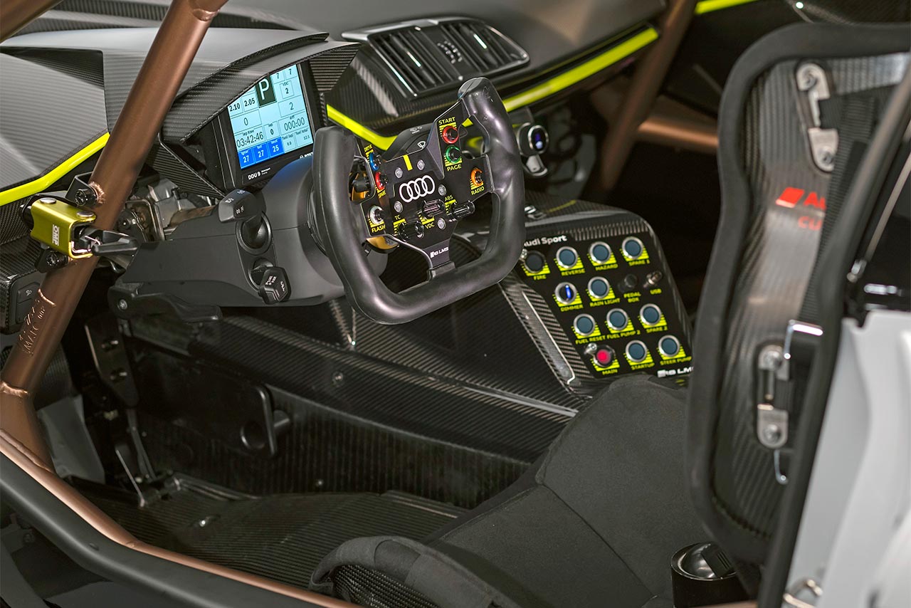 アウディR8 LMS GT2のコクピット