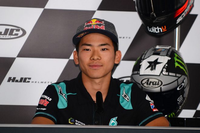 初めて予選会見に臨んだ佐々木。会見場ではチームを同じくするクアルタラロやマルケスらから祝福の握手を受けた