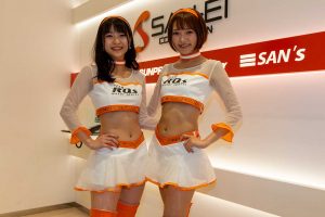 チームに華を添えるR’Qs Racing Girlsの星美来さんと安西栞莉さん