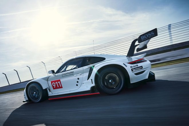 新型ポルシェ911 RSR。エキゾースト出口がリヤタイヤ前方に移された。