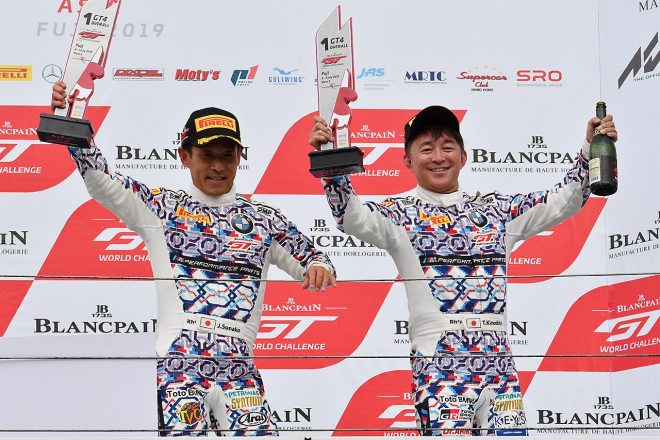 BMW Team Studieの木下隆之／砂子塾長組はレース2で優勝。今季5勝目を挙げた。