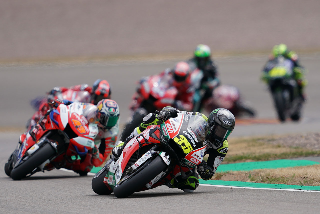 2番手のビニャーレスに迫ったクラッチロー。接近したまま周回を重ねる