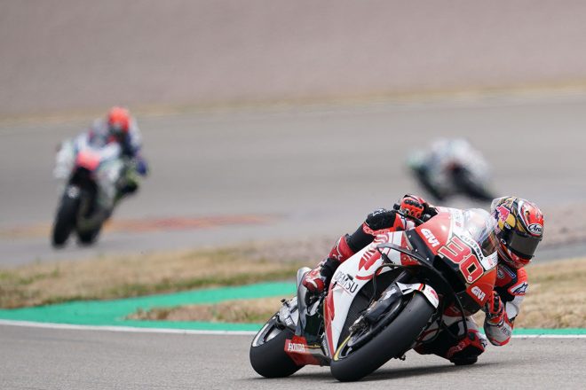 痛み止めを服用してレースに臨んだ中上。負傷をかかえながら14位でフィニッシュ