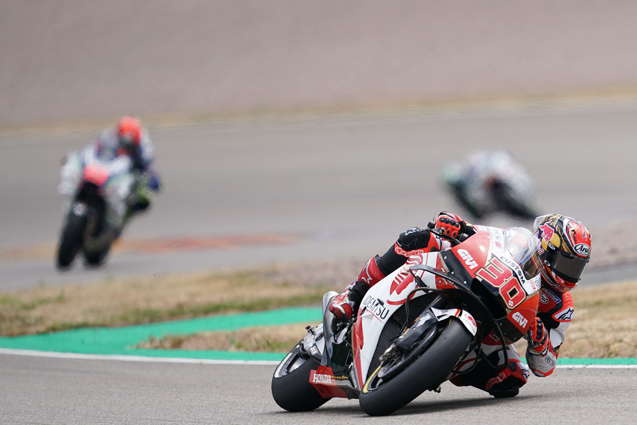 痛み止めを服用してレースに臨んだ中上。負傷をかかえながら14位でフィニッシュ