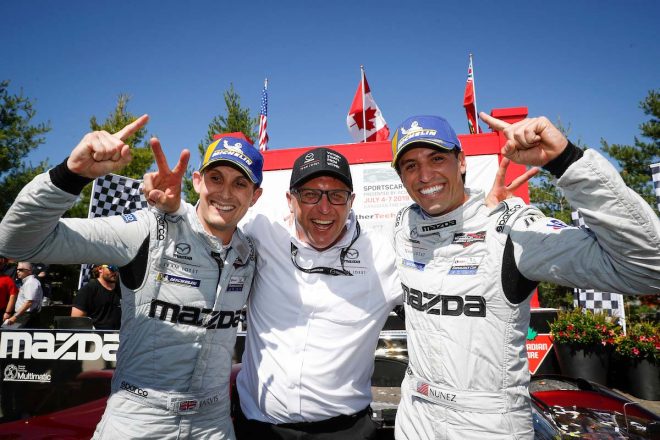 今季初優勝を喜ぶオリバー・ジャービスとトリスタン・ヌネス。中央のジョン・ドゥーナンはチーム2勝目を示すピースサイン