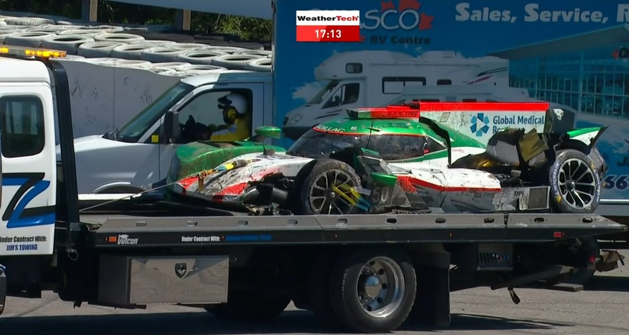 50号車キャデラックはターン1出口から切り返すターン2入口にかけて姿勢を乱し、横滑り状態で左サイドからタイヤバリアに激突した