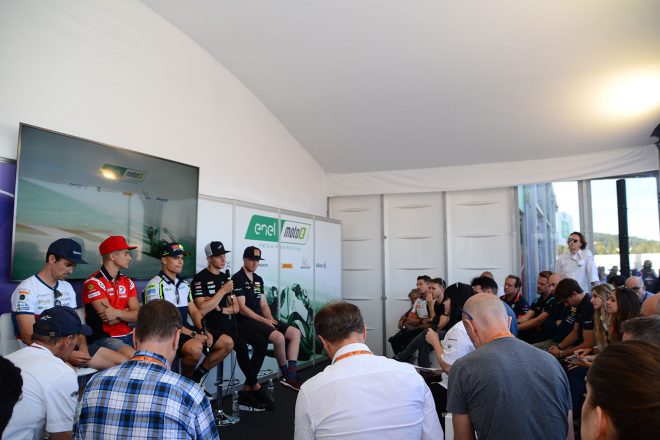 木曜日にEパドックで行われたトークショーにはスミスやニコラス・テロルなどのライダーが登場した