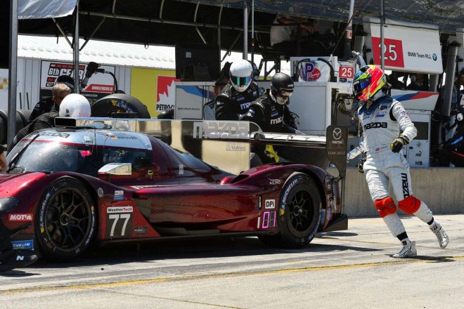 ドライバー交代に走るオリバー・ジャービス