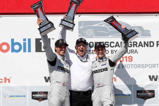 表彰台の頂点に立ったマツダチーム・ヨーストのトリスタン・ヌネス（左）、ジョン・ドゥーナン代表（中央）、オリバー・ジャービス（右）