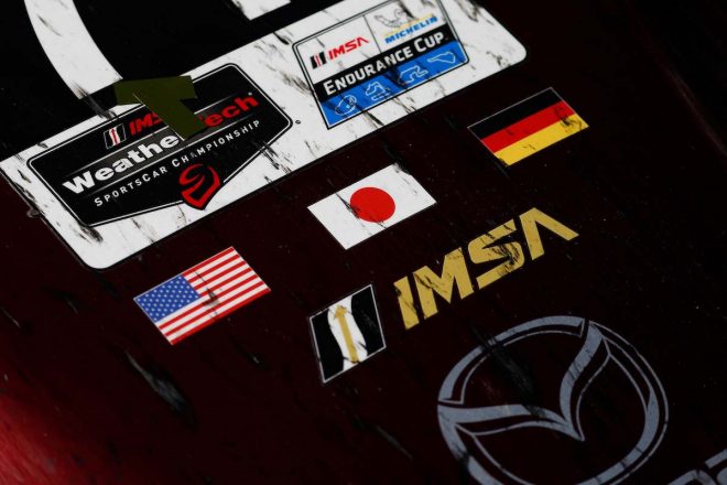 マツダRT24-Pのフロントノーズ上に並ぶ米日独3カ国の国旗