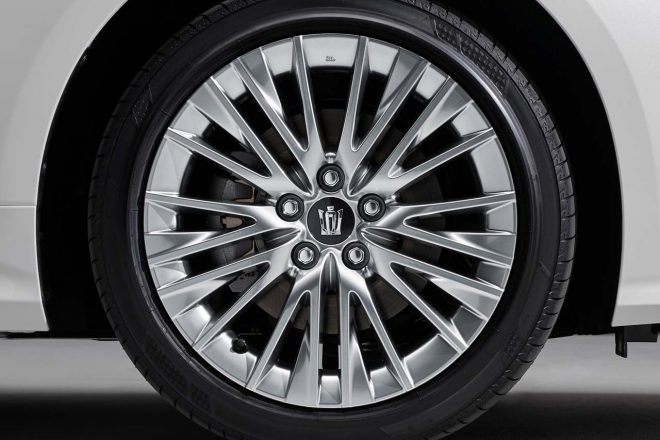 ハイパークロームメタリック塗装の18インチノイズリダクションアルミホイール&センターオーナメント