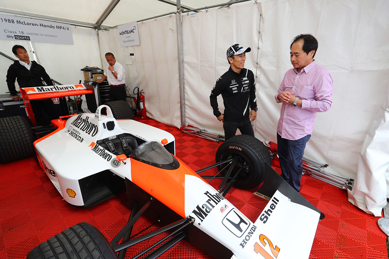 ホンダF1の田辺豊治TDがかつて担当していたマクラーレンMP4/4・ホンダの前で語りあう佐藤琢磨