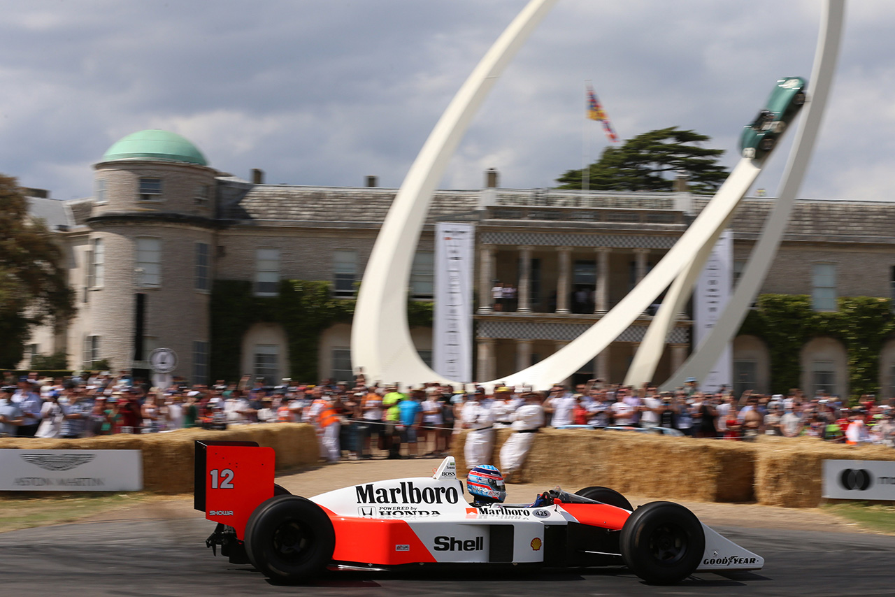 グッドウッドハウスの前を通過する琢磨駆るMP4/4