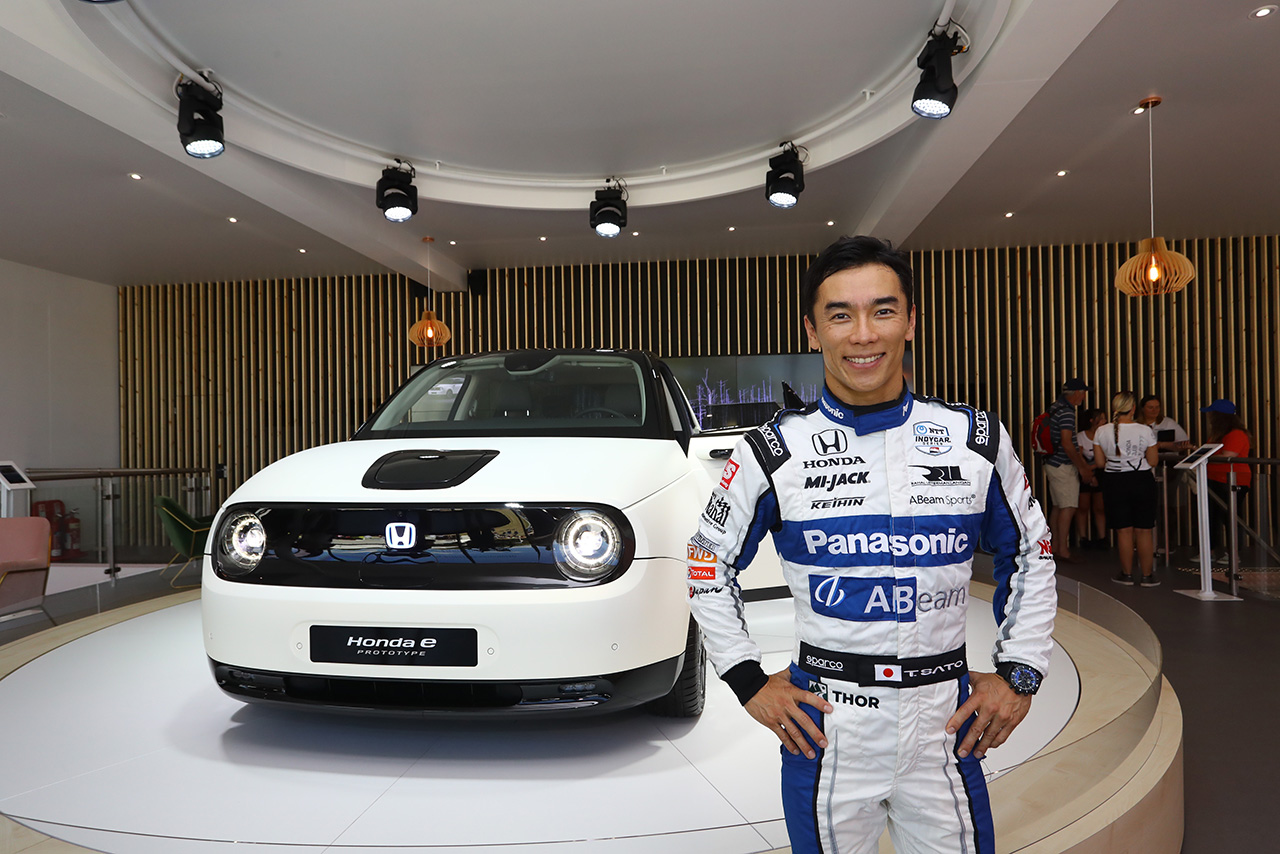 ホンダホスピタリティのホンダEとも写真を撮る