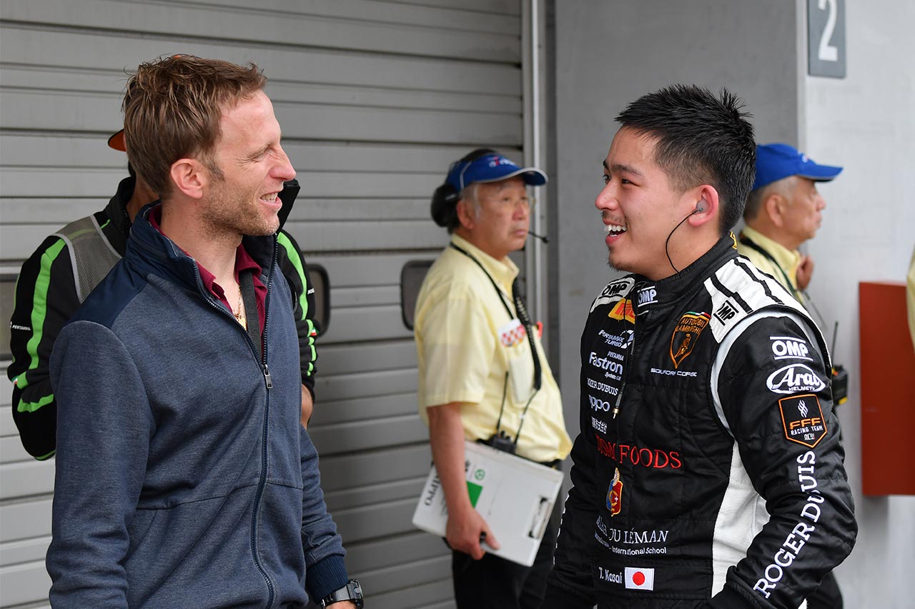 レース1の後、ロニー・クインタレッリと語り合う笠井崇志