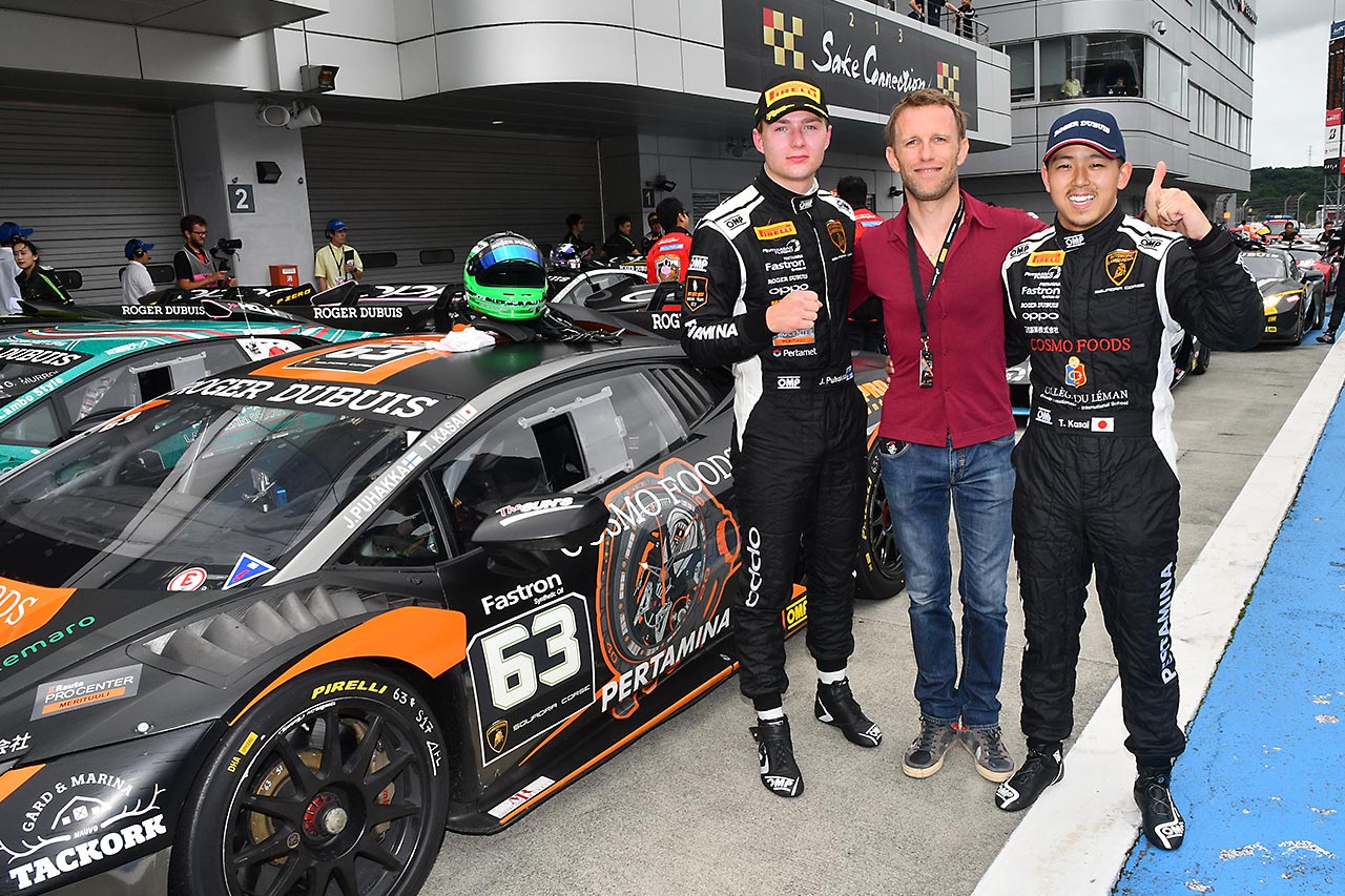 スーパートロフェオ富士のレース2の後、ユーソ・プハッカ、そして支援するロニー・クインタレッリと写真に収まる笠井崇志