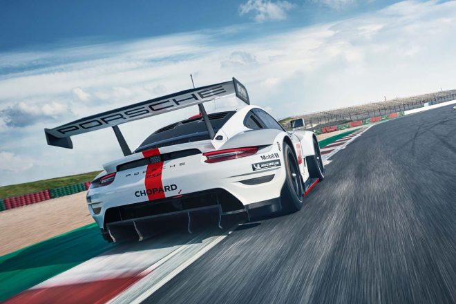 新型ポルシェ911 RSRのリヤビュー