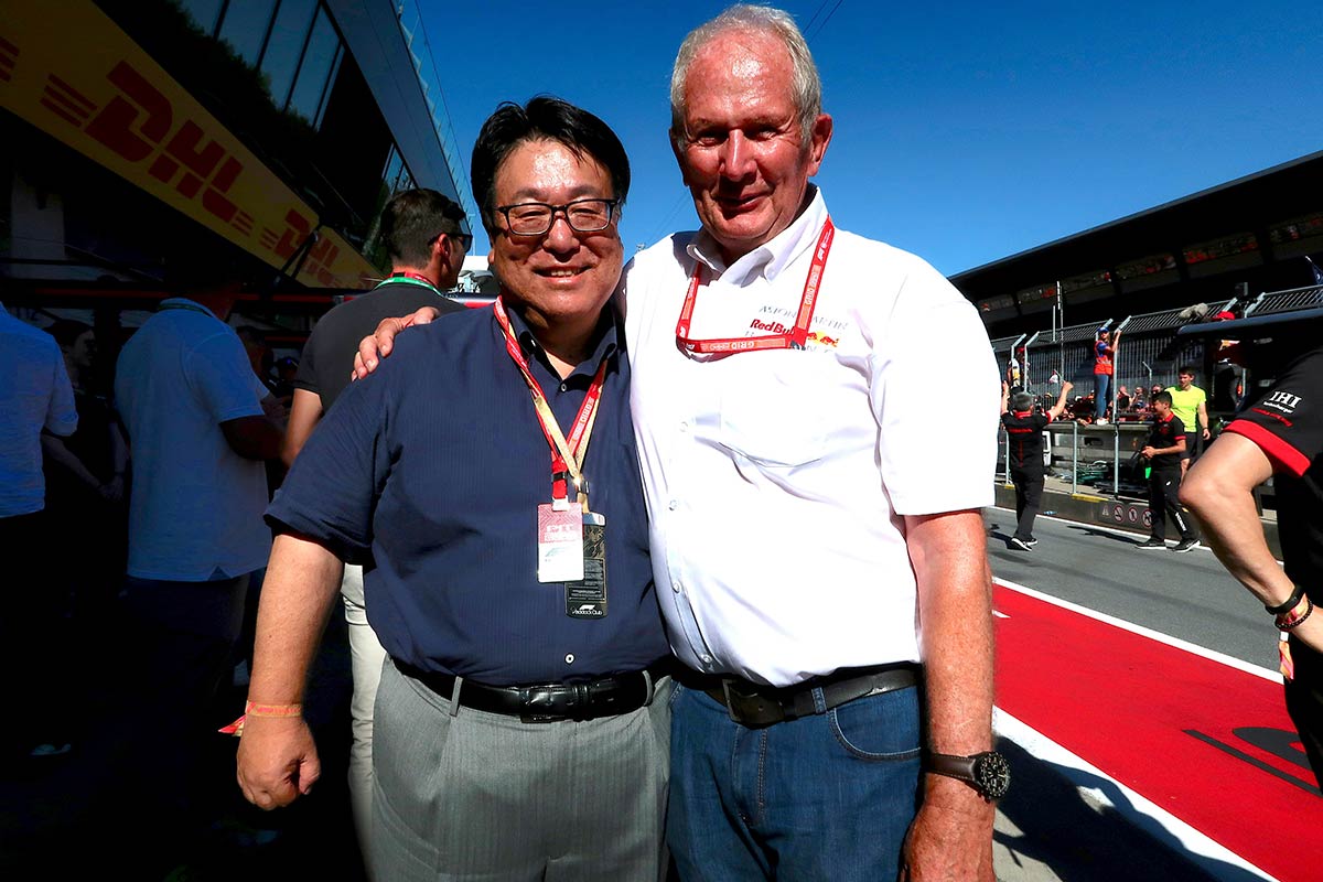 ホンダの倉石誠司副社長とレッドブルのモータースポーツアドバイザーを務めるヘルムート・マルコ