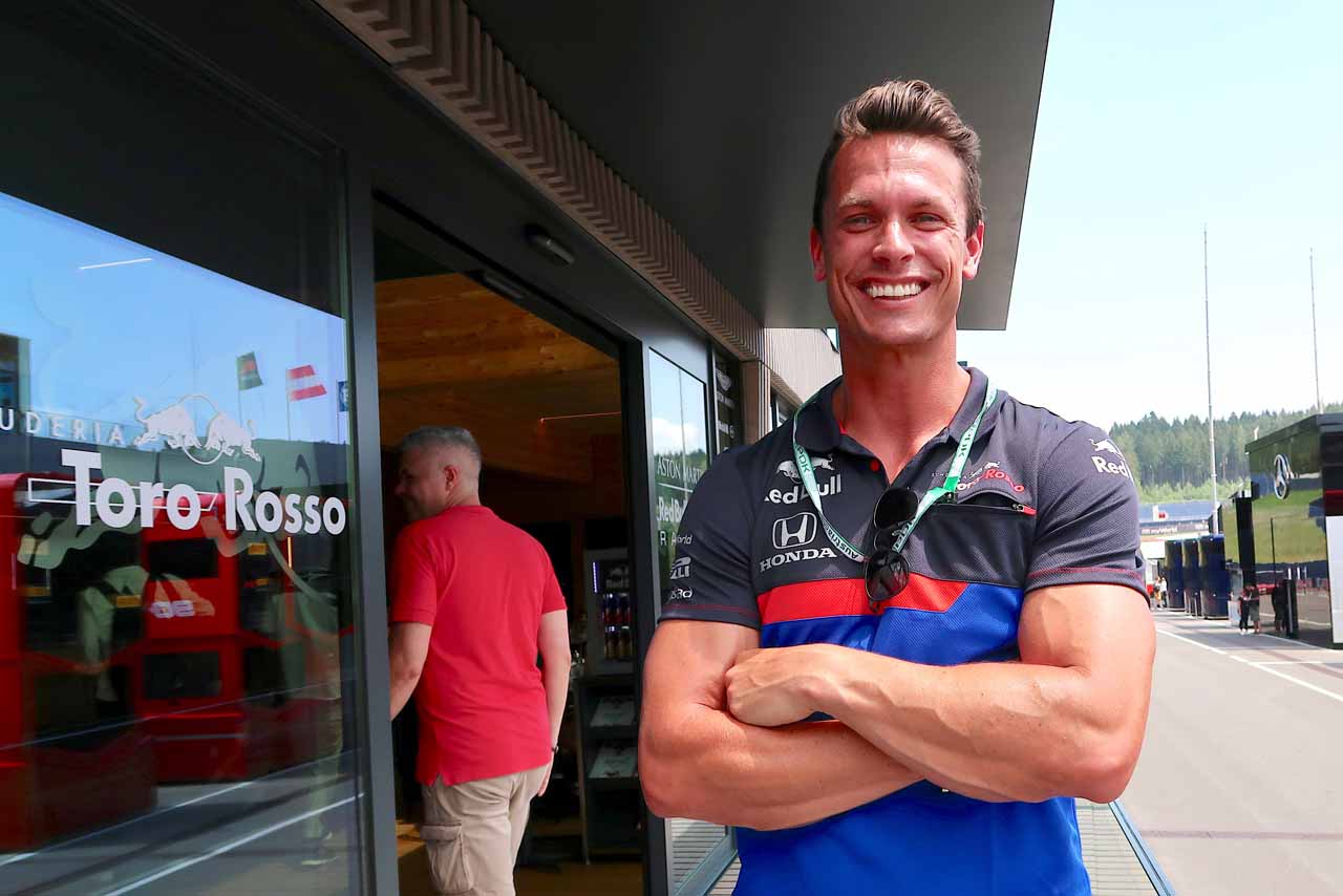 オーストリアGPでクビアトのトレーナーを務めたアレックス・エルグ