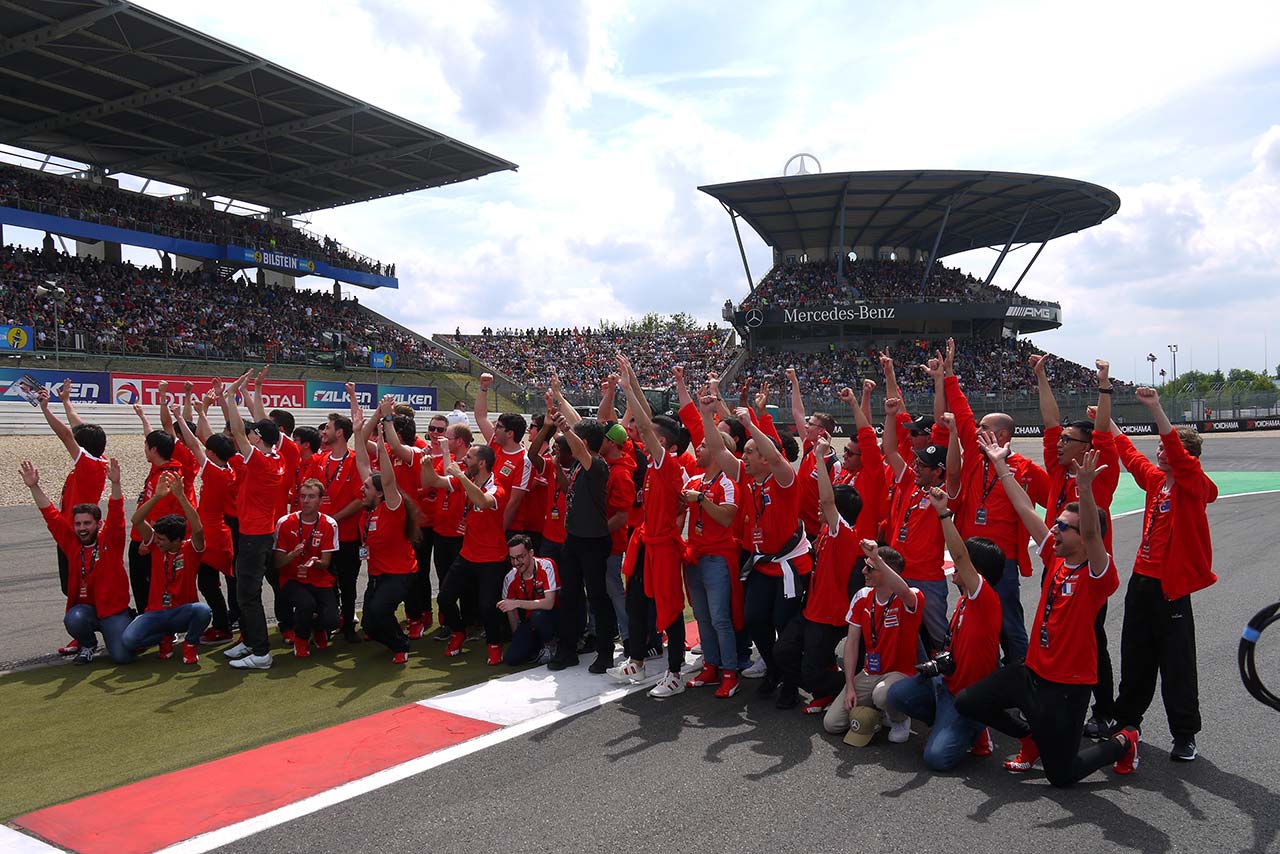 同じ週末に開催されていたニュルブルクリンク24時間レースを見学した選手たち