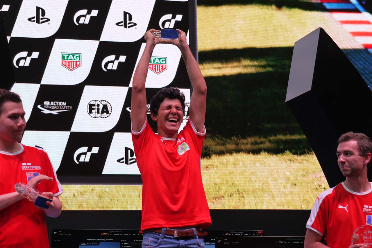 ニュルブルクリンク大会を制し歓喜の表情を見せたイゴール・フラガ