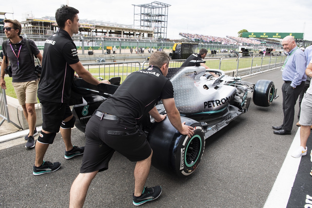 2019年F1第10戦イギリスGP木曜　ルイス・ハミルトンのメルセデスW10の準備をするメカニックたち