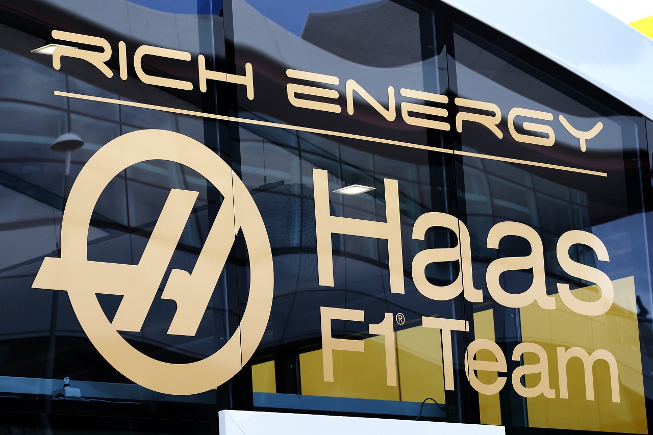 2019年F1第10戦イギリスGP木曜　ハースF1チームのモーターホームにはリッチ・エナジーのロゴが今も記されている