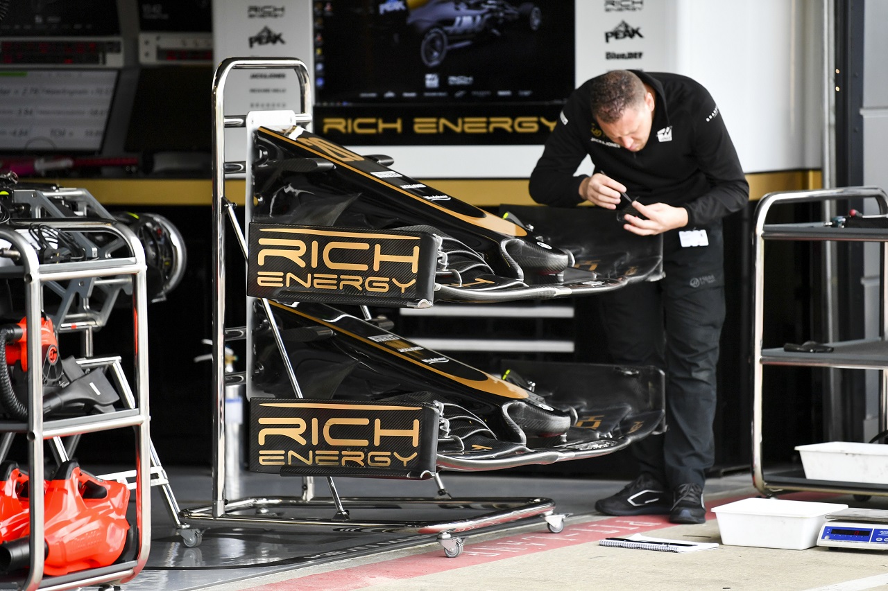 2019年F1第10戦イギリスGP木曜　ハースVF-19にリッチ・エナジーのロゴ