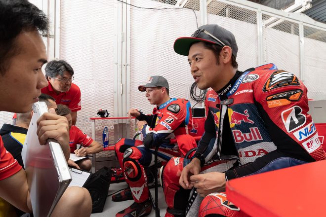 エンジニアと話す高橋巧