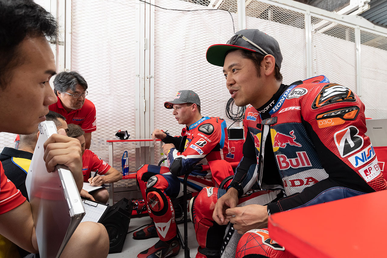 エンジニアと話す高橋巧