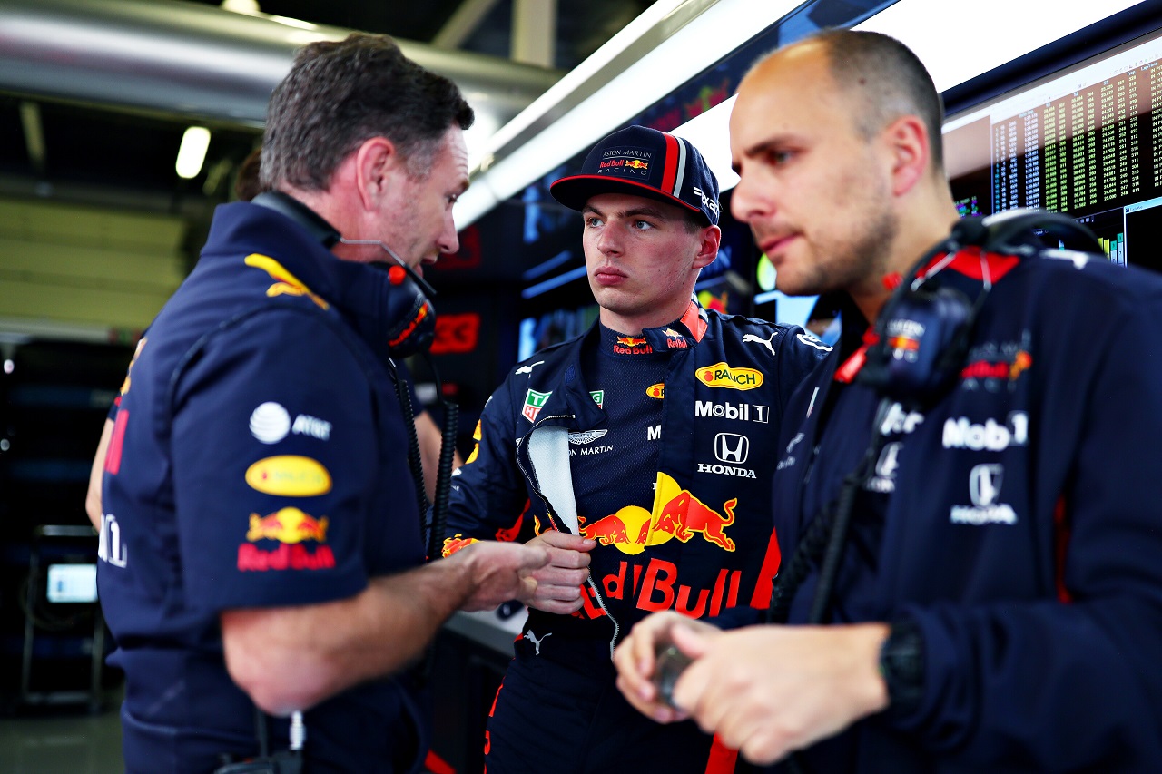 2019年F1第10戦イギリスGP金曜　チーム代表クリスチャン・ホーナーと会話するマックス・フェルスタッペン（レッドブル・ホンダ）