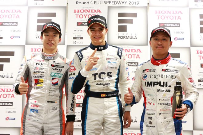 ポールのアレックス・パロウ、2番グリッドの坪井翔、3番グリッドの関口雄飛