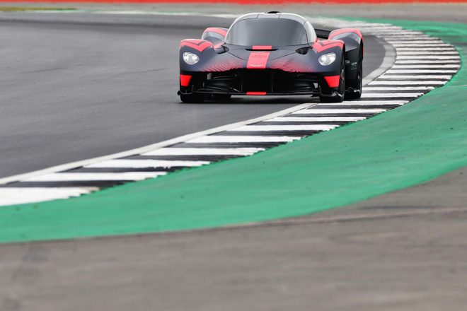 エイドリアン・ニューウェイがプロジェクトに関わった新型ハイパーカーのアストンマーティン・ヴァルキリーがシルバーストンを走行
