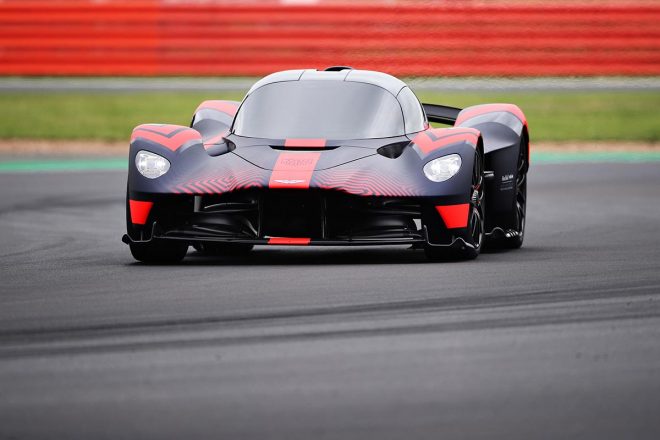 エイドリアン・ニューウェイがプロジェクトに関わった新型ハイパーカーのアストンマーティン・ヴァルキリーがシルバーストンを走行