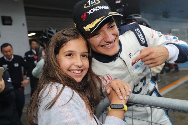 ポール・トゥ・ウインを飾ったアレックス・パロウとパロウの妹