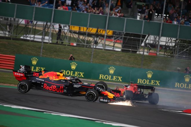 2019年F1第10戦イギリスGP　セバスチャン・ベッテルの追突でコースアウトするマックス・フェルスタッペン（レッドブル・ホンダ）