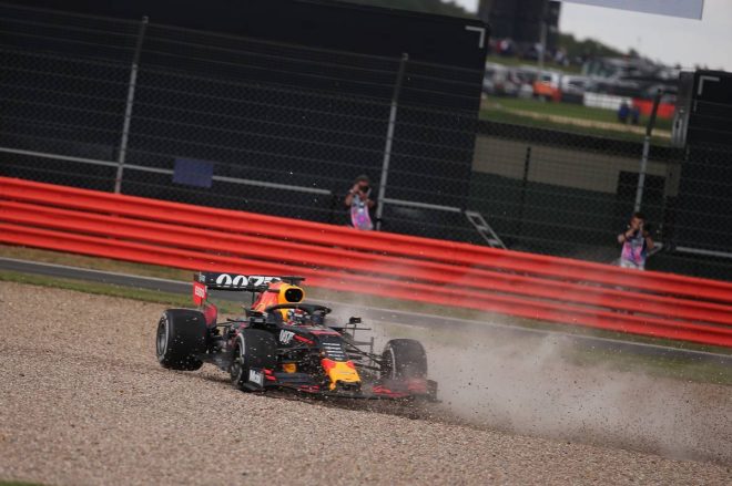 2019年F1第10戦イギリスGP　セバスチャン・ベッテルの追突でコースアウトするマックス・フェルスタッペン（レッドブル・ホンダ）