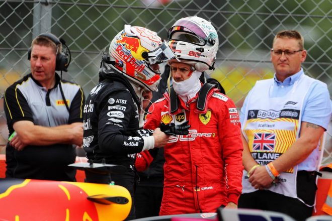 2019年F1第10戦イギリスGP　レース後お互いに会話するセバスチャン・ベッテルとマックス・フェルスタッペン