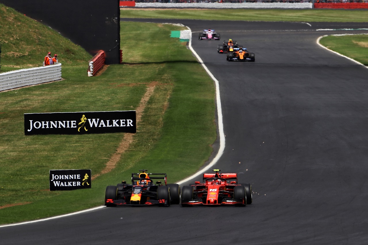 2019年F1第10戦イギリスGP日曜　シャルル・ルクレール（フェラーリ）とマックス・フェルスタッペン（レッドブル・ホンダ）がバトル