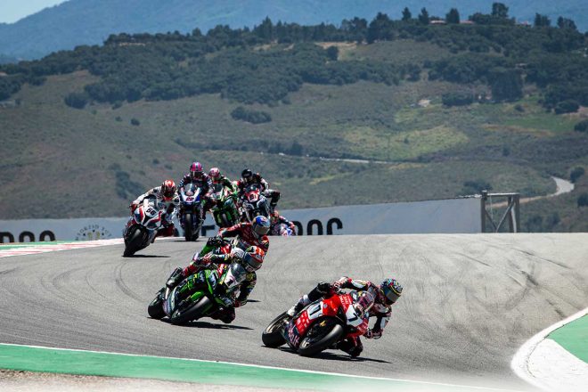 レース2でオープニングラップから先頭に立ち、レースをリードするデイビス