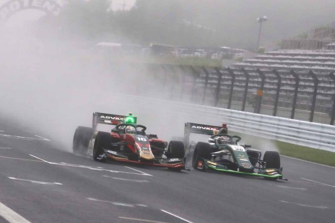 中嶋一貴(VANTELIN TEAM TOM’S)とバトルを繰り広げる野尻智紀(TEAM MUGEN)