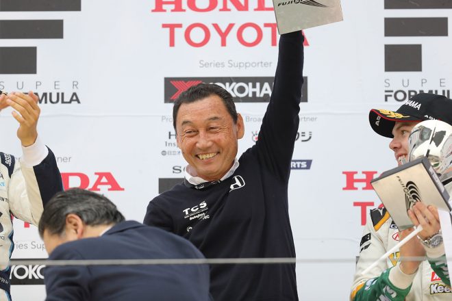 トロフィーを受け取る中嶋悟監督