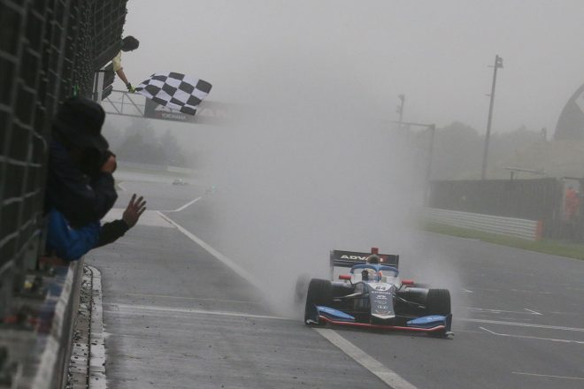 トップでチェッカーをうけたアレックス・パロウ