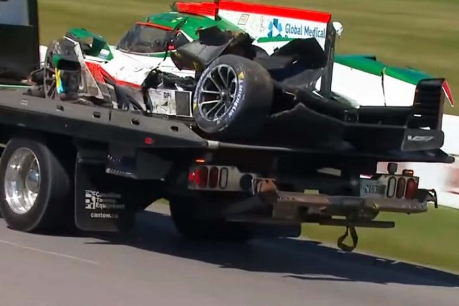 タイヤバリアから引き出されたキャデラックDPi-V.R。大きな損傷を受けていることが分かる