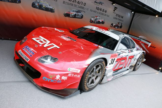 2005年のスーパーGTでチャンピオンを獲得したZENT セルモ スープラ