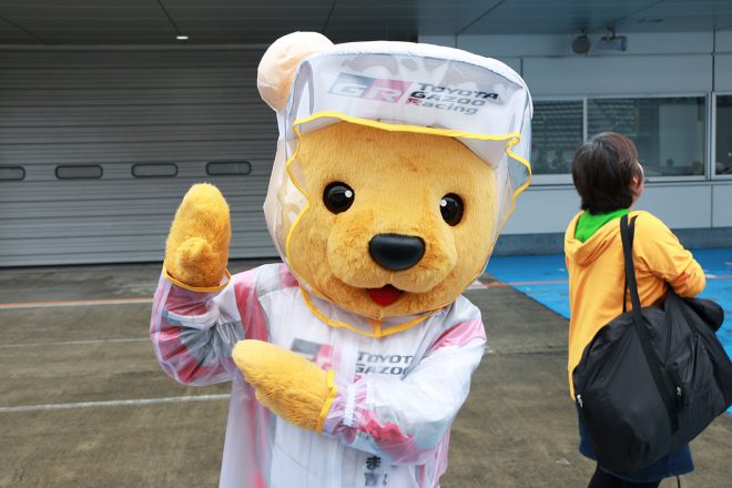 雨仕様でピットウォークに参加したトヨタ　くま吉