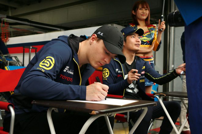 ピットウォークでサインをするアーテム・マルケロフと大嶋和也