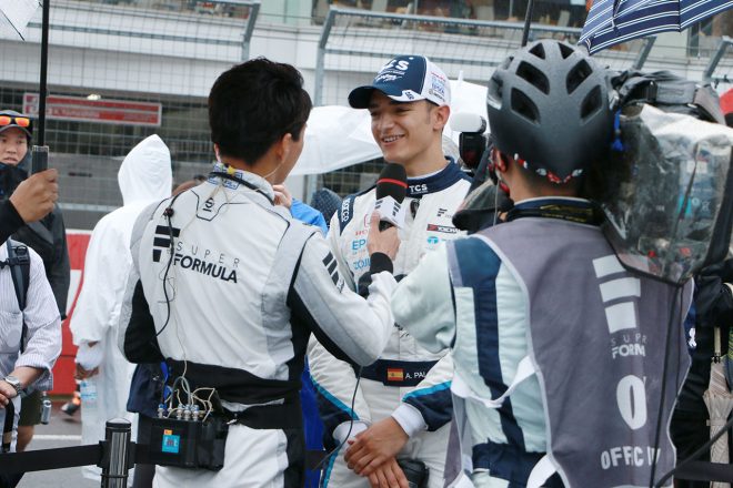 グリッドでテレビ放送のポールインタビューに答えるアレックス・パロウ（TCS NAKAJIMA RACING）