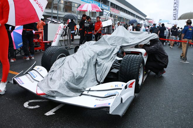 グリッドでカバーをかけられた福住仁嶺のマシン